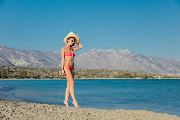 Chica en sombrero y bikini en la playa de Elafonissi —  Fotos de Stock