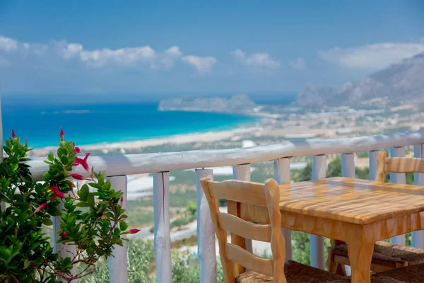 Tavolo in legno in caffè con montagne e mare — Foto Stock