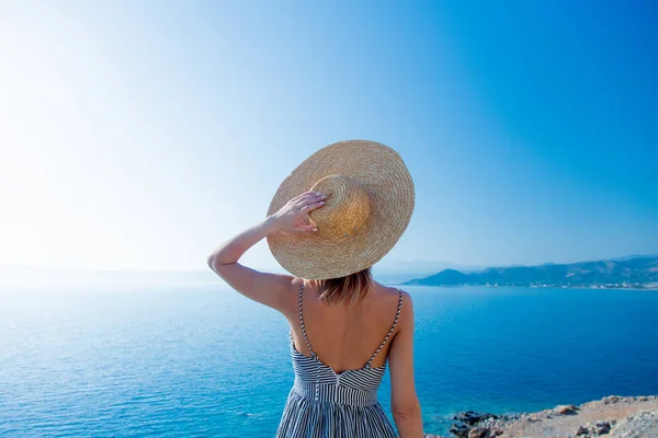 Ragazza in cappello e vestito con costa mare — Foto Stock