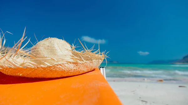 Tropikalne kapelusz na leżaku w widokiem na lagunę Balos — Zdjęcie stockowe