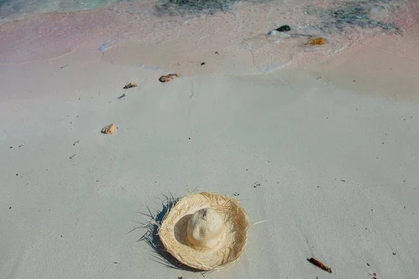 热带帽子在海滩在 Balos 海礁湖 — 图库照片