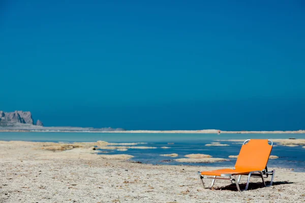 Ensam solstol på stranden av Balos — Stockfoto