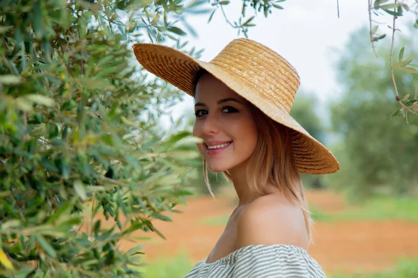 Kız Yunan Zeytin bahçesinde bir istirahat var — Stok fotoğraf