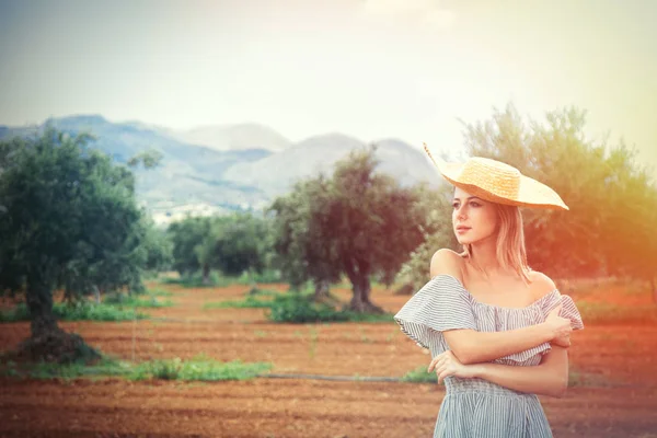 Meisje hebben een rust in Griekse olijfolie tuin — Stockfoto
