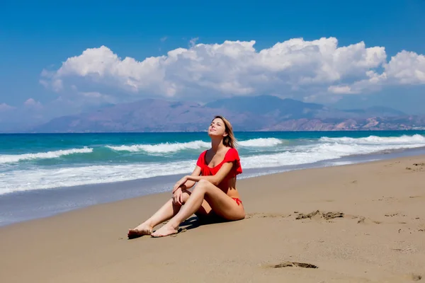Νέοι κοκκινομάλλα κοπέλα στο κόκκινο μπικίνι στην παραλία του Τυμπακίου — Φωτογραφία Αρχείου