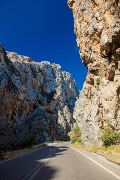 Blick auf eine Landschaft Bergstraßen — Stockfoto