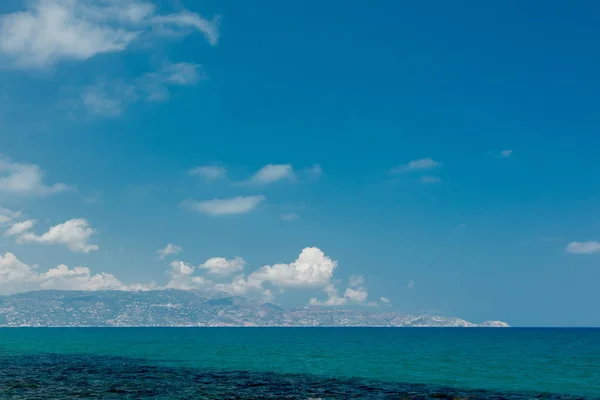 山と海の海岸線で表示します。 — ストック写真