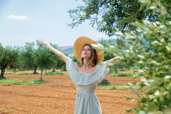 La ragazza ha un riposo in giardino di oliva greco — Foto Stock