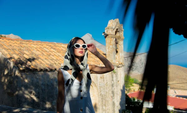 Chica vestirse con ropa de estilo 60 en un pueblo —  Fotos de Stock
