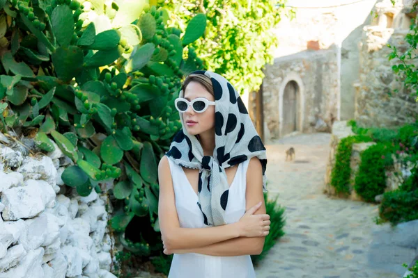 Mujer joven en gafas de sol en la calle del pueblo —  Fotos de Stock