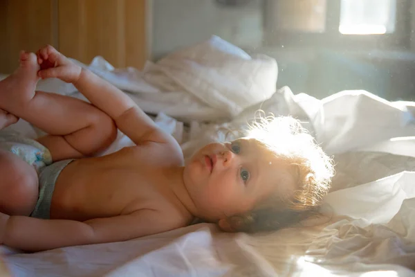 Bir sabah zamanında bir yatakta küçük oğlu — Stok fotoğraf