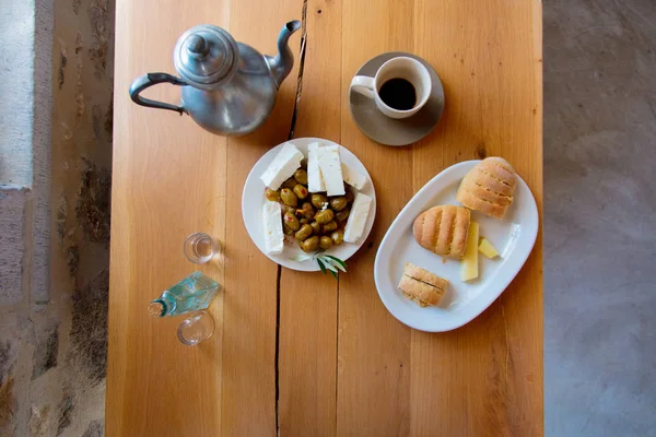 Traditionelles Betonfrühstück, Brot, Käse — Stockfoto