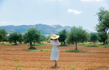Kız Yunan Zeytin bahçesinde bir istirahat var