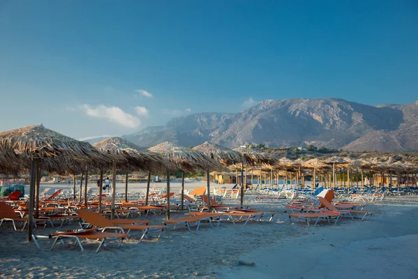 Elafonissi 海滩上的阳伞和躺椅 — 图库照片