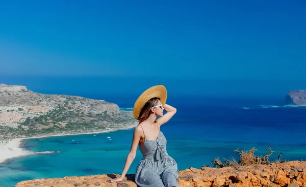 Chica en sombrero y vestido con la costa del mar —  Fotos de Stock