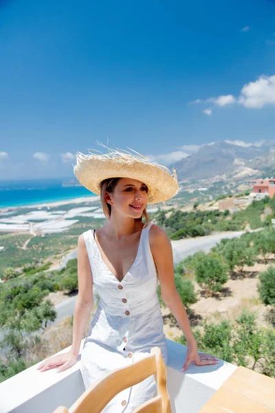 Frau posiert auf Olivengarten und Meeresküste Hintergrund — Stockfoto