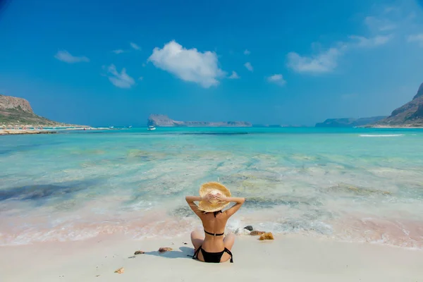 Dívka v černých plavkách a s kloboukem na Balos beach — Stock fotografie