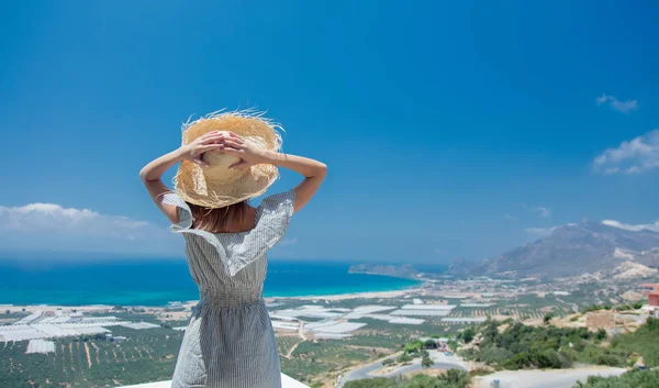 Femeia pozeaza pe gradina de masline si fundal de coasta marii — Fotografie, imagine de stoc