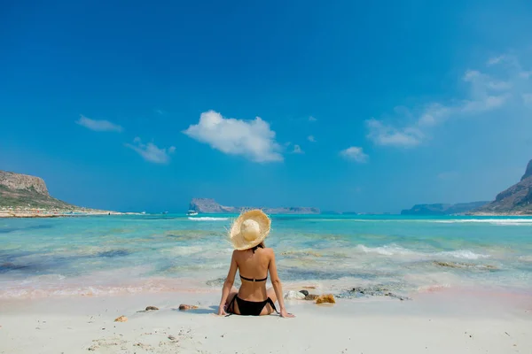 Dívka v černých plavkách a s kloboukem na Balos beach — Stock fotografie