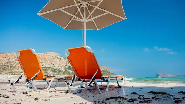 Guarda-sol e espreguiçadeiras na lagoa do mar de Balos — Fotografia de Stock