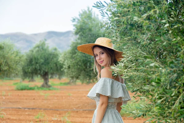 Chica Pelirroja Joven Usando Vestido Sombrero Tienen Descanso Jardín Oliva —  Fotos de Stock