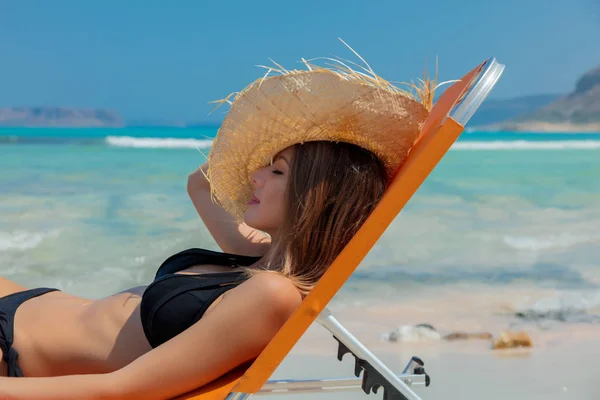 Meisje liggen op een ligstoel op Balos beach — Stockfoto