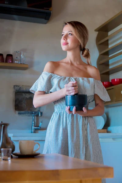 Mujer joven preparando una especia en una mañana —  Fotos de Stock