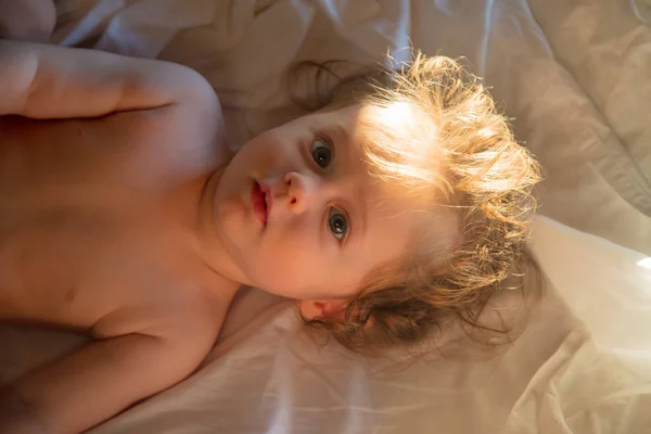 Baby jongetje in een bed in een ochtend-tijd — Stockfoto