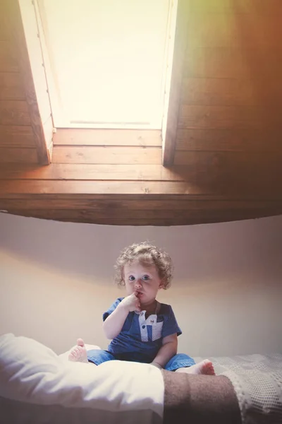 Маленький Хлопчик Грає Ліжку Спальні — стокове фото