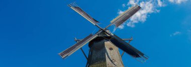 Mavi gökyüzü arka plan üzerinde geleneksel eski Alman Ahşap Değirmen. 