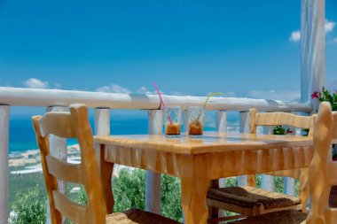 Yaz aylarında kafede Yunanistan ahşap bir masa üzerinde soğuk kapuçino ile iki küçük gözlük