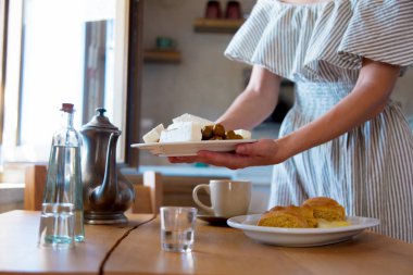 Geleneksel Girit kahvaltısı, ekmek, peynir ve kahve bir mutfaktaki ahşap masada. Girit, Yunanistan