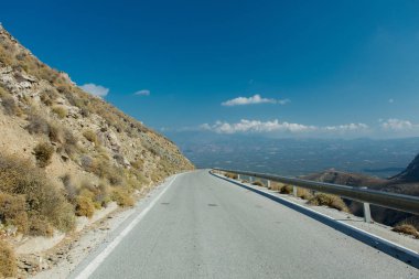 Yunanistan 'ın Heraklion, Girit dağlarındaki kırsal yol