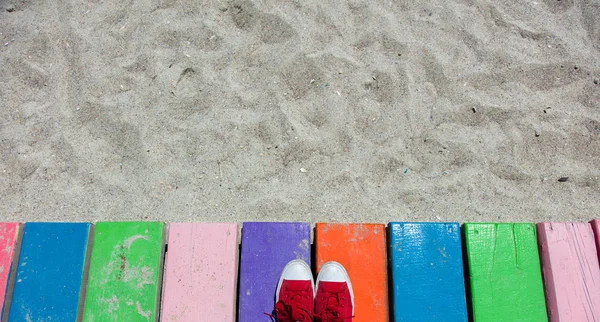 Scarpe Ginnastica Rosse Assi Colori Una Spiaggia Estate — Foto Stock