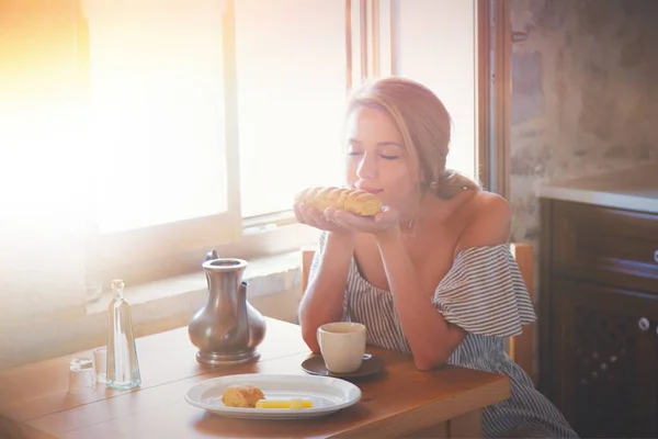 Mujer Joven Verdadera Cocina Sentada Una Mesa Con Pan Creta —  Fotos de Stock