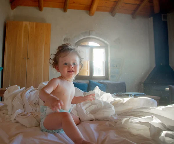 Sabahları Yatakta Yatan Küçük Bir Oğlan Çocuğu Girit Stili Yunanistan — Stok fotoğraf