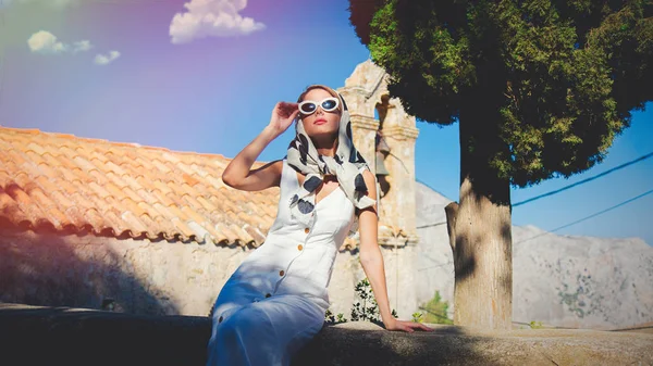 Kvinna Klädd 60S Stil Kläder Med Gamla Kyrkan Bakgrund Kreta — Stockfoto