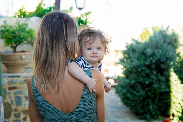 Giovane Madre Con Bambino Strada Piccolo Villaggio Greco Creta Grecia — Foto Stock