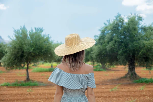 드레스와 모자를 여자의 후면이 크레타 그리스 그리스 올리브 가든에 — 스톡 사진