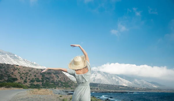 Baksidan Kvinna Hatt Och Vit Klänning Havet Kusten Sommartid Stomio — Stockfoto