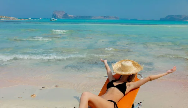 Tânără Femeie Fericită Bikini Negri Pălărie Întinsă Șezlongul Plaja Balos — Fotografie, imagine de stoc