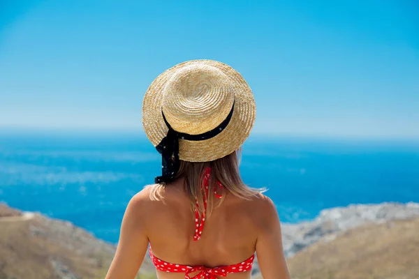 青い海を望むテラスでビキニと背景に空の若い女性 クレタ島 ギリシャ — ストック写真