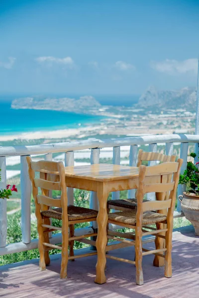 背景为山海咖啡厅的木桌 Falassarna 克里特岛 — 图库照片