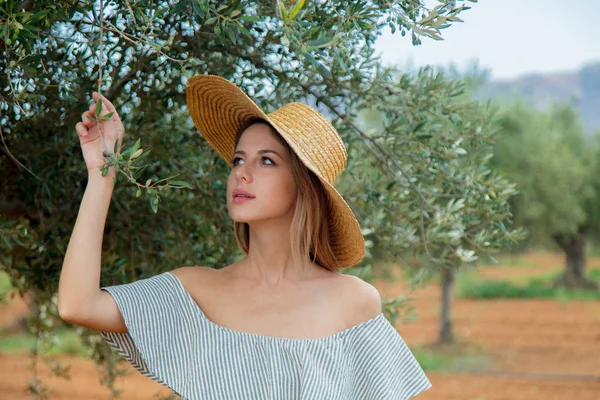 Mladá Žena Nosí Šaty Klobouk Nutný Odpočinek Řecké Olivové Zahradě — Stock fotografie