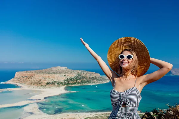 帽子とサングラス浴槽 クレタ島 ギリシャの海で屈託のない女性 — ストック写真