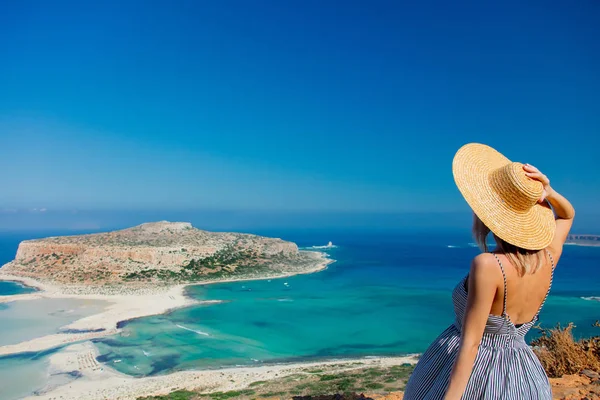 Mujer Joven Despreocupada Sombrero Vestido Mirando Mar Balos Creta Grecia — Foto de Stock
