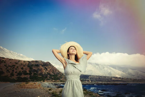Şapka Beyaz Elbise Yaz Deniz Kıyısında Mutlu Bir Kadın Stomio — Stok fotoğraf