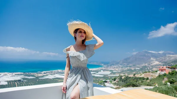 Mujer Joven Vestido Blanco Sombrero Está Posando Jardín Oliva Fondo —  Fotos de Stock