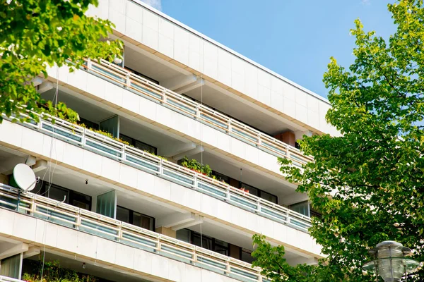 Apartamentos Modernos Estilo Cor Branca Com Árvores Verdes — Fotografia de Stock