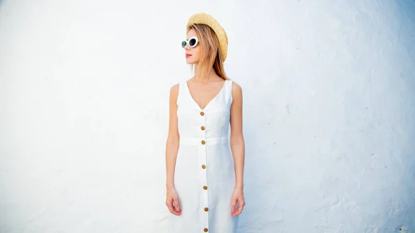 Mulher Nova Vestido Branco Que Está Perto Parede Branca Casa — Fotografia de Stock